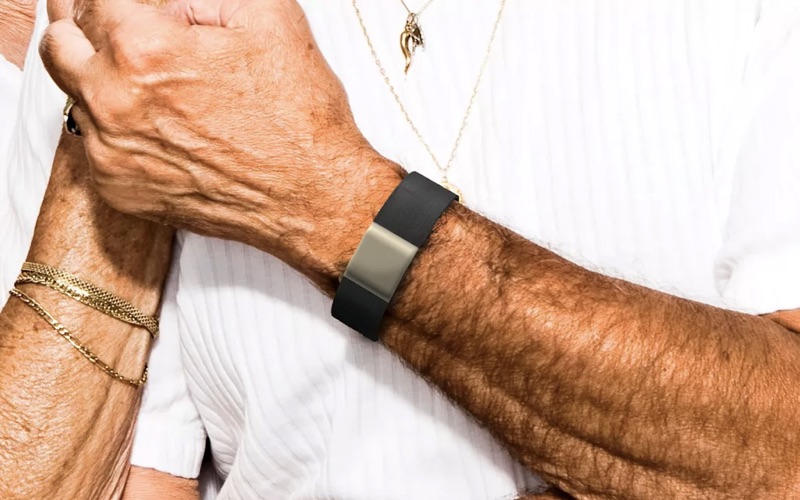 Mcgill, Laval, U of A researchers create affordable Covid bracelet for nursing homes